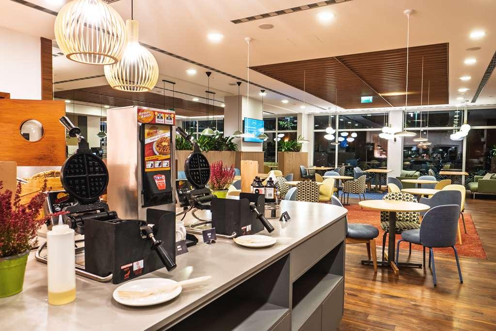 希尔顿汉普顿斯奇诺维斯切酒店 斯维诺乌伊希切 餐厅 照片